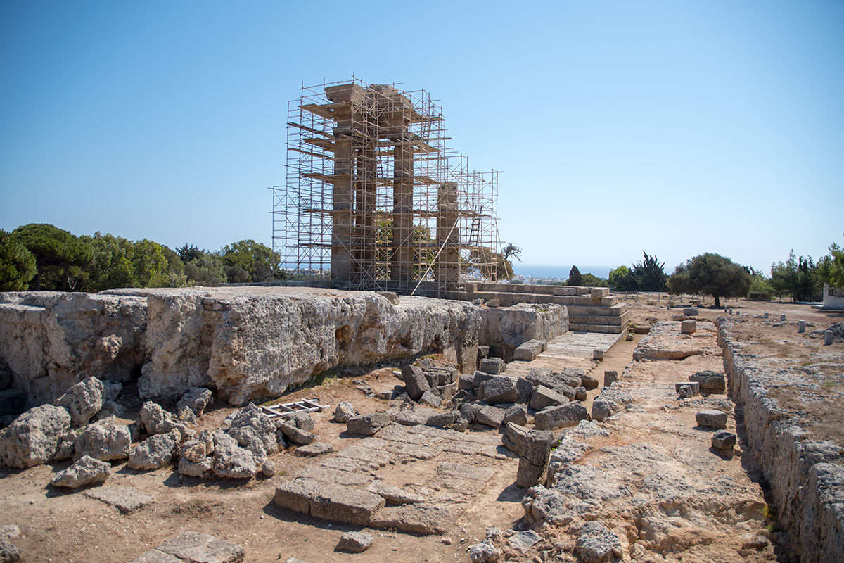 Приблизительные габариты храма Аполлона Пифийского в Акрополе Родоса можно определить по расположению сохранившихся фундаментов.