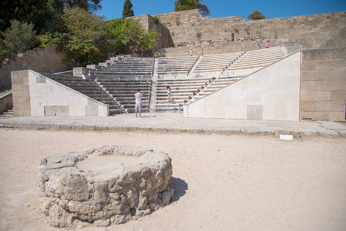 Похожее на очаг для костра сооружение близ амфитеатра Одеон могло служить для огня соревнований на стадионе, рядом с Акрополем Родоса.