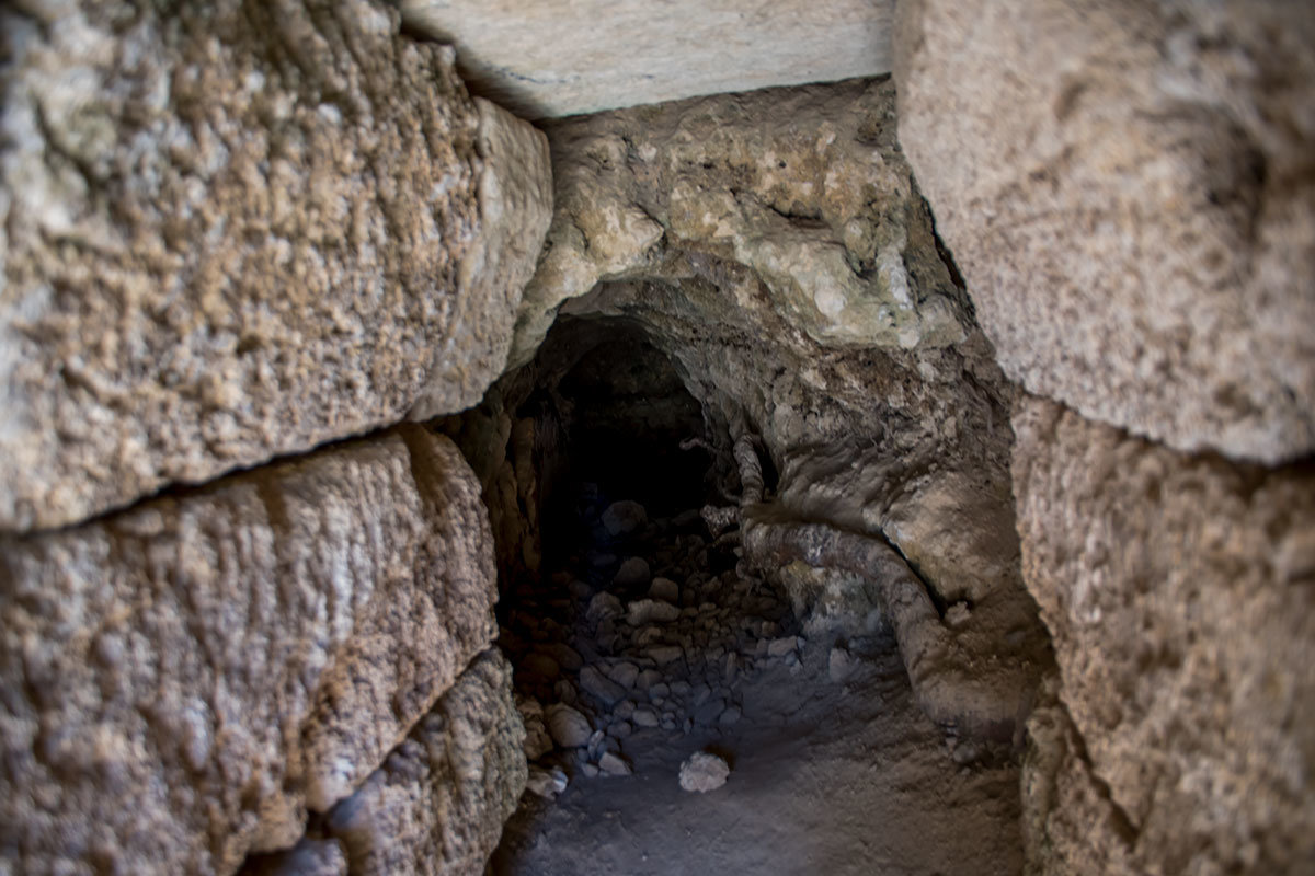 Повышенное внимание посещающих Акрополь Родоса привлекают отдельные элементы восстановленных строений с достоверной подлинностью.