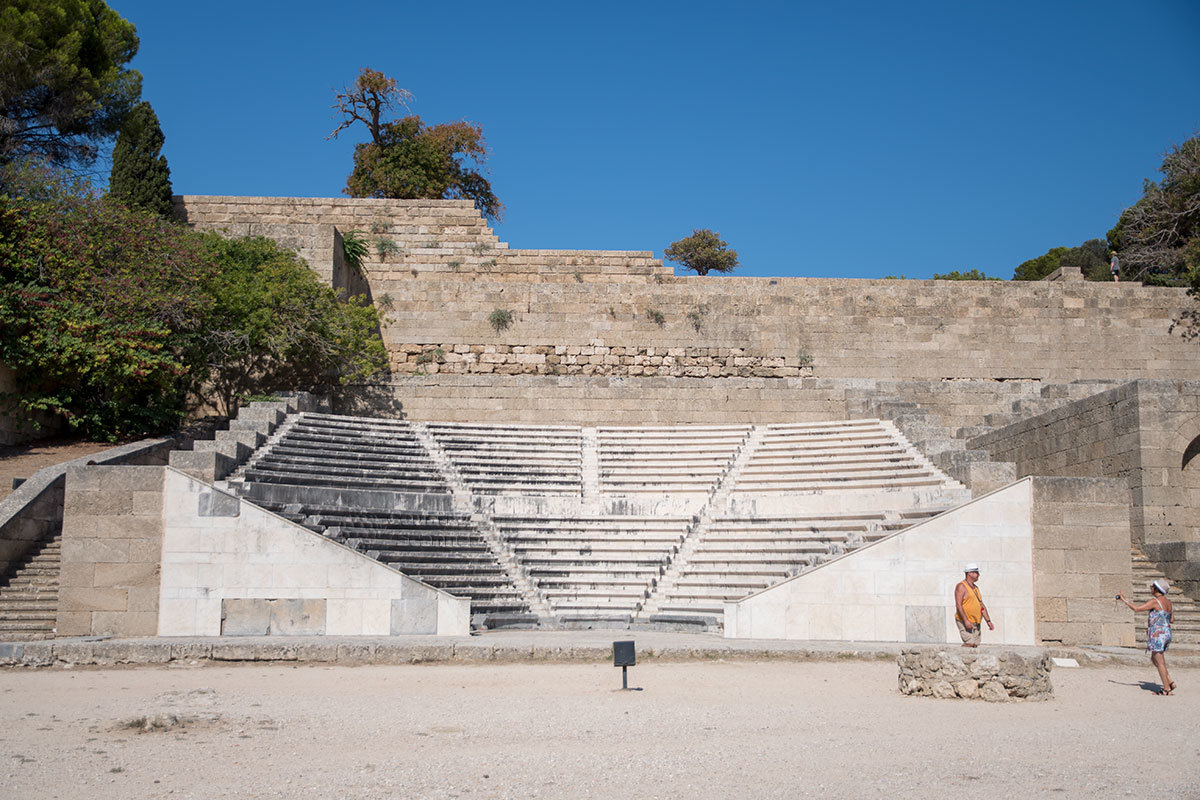 На восточном склоне возвышенности расположен амфитеатр местной ораторской школы, один из заметных объектов Акрополя Родоса.