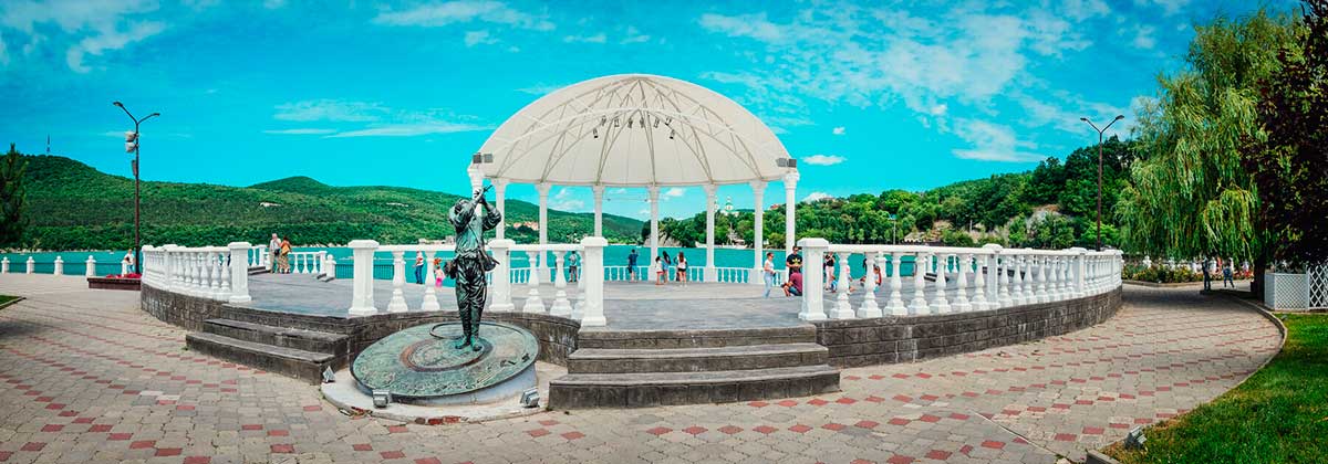 Экскурсия в Абрау-Дюрсо из Геленджика: Набережная посёлка