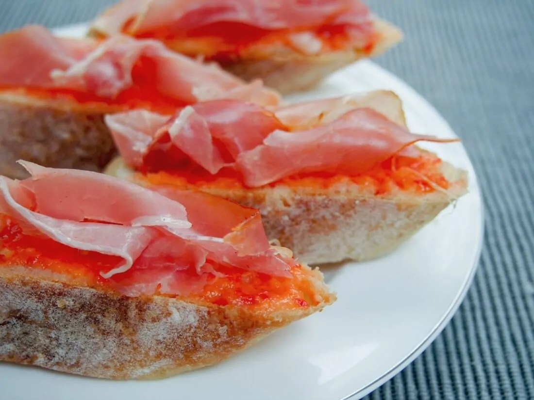simple summer Spanish tapas (no cook) - pan con tomate
