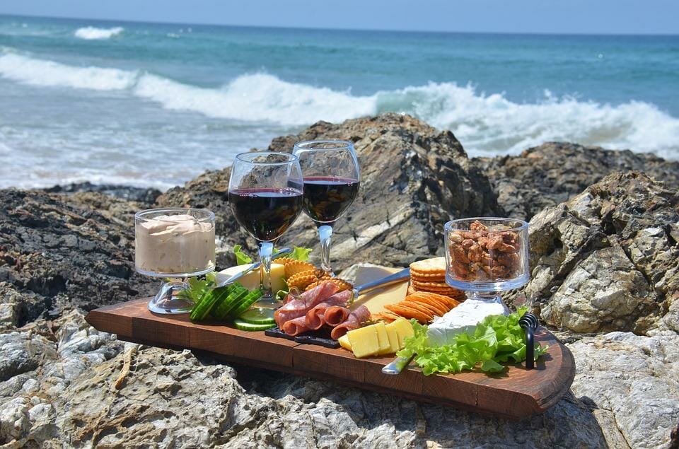 Вино и закуски на берегу моря