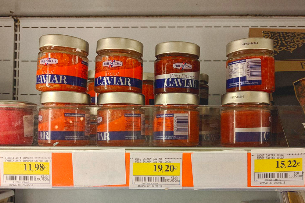 Икра рыб лососевых пород в местном супермаркете стоит примерно 1400 <span class=ruble>Р</span>