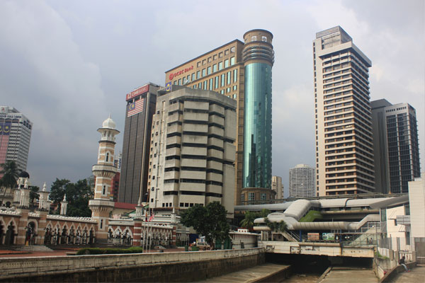 Мечеть Джамек (слева) и станция надземного метро. Куала-Лумпур. Малайзия.
