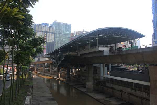 Станция надземного метро в Куала-Лумпуре. Малайзия.