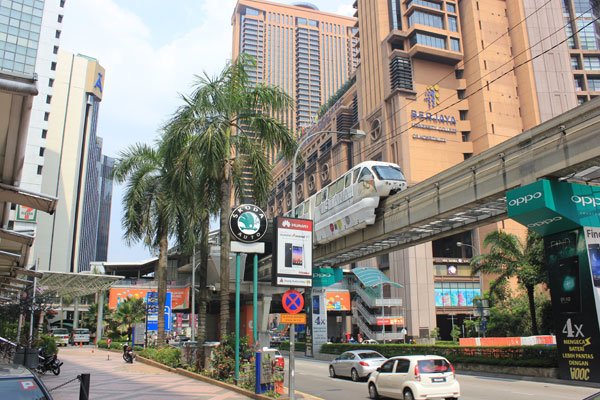 Монорельсовая дорога в Центре Куала-Лумпура. Малайзия.