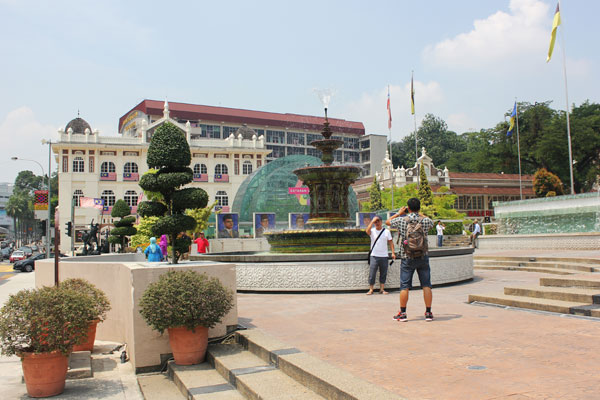 Музей музыки (слева) и фонтан перед ним. Куала-Лумпур. Малайзия.