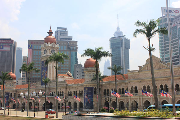 Дворец султана Абдул-Самада и башни Петронас на заднем плане. Куала-Лумпур. Малайзия.