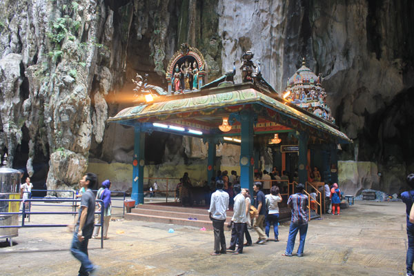 Внутри пещеры Бату. Куала-Лумпур. Малайзия.