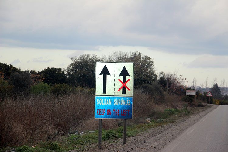 Знаки, напоминающие о левостороннем движении