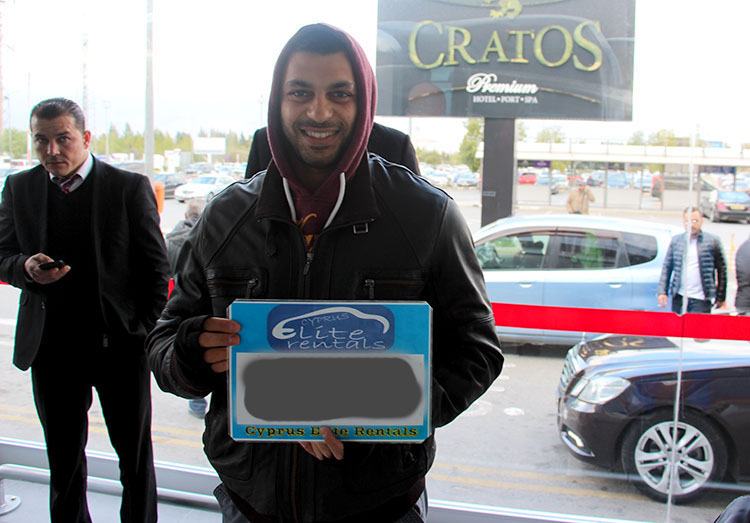 Представитель прокатной компании встречает в аэропорту