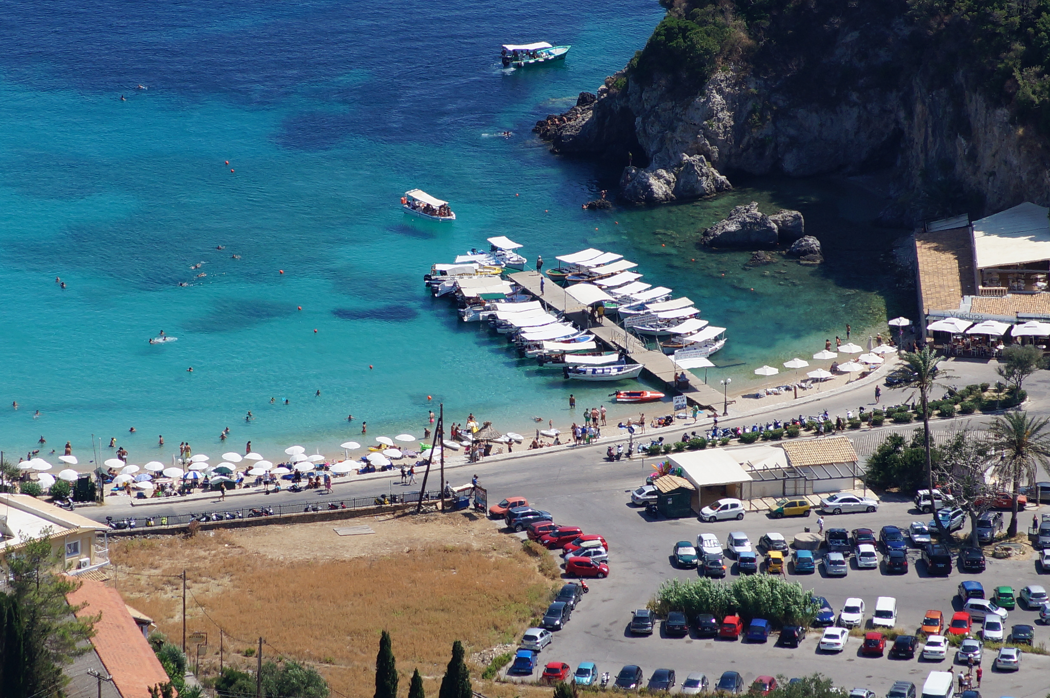 Палеокастрица вид на пляж и причал