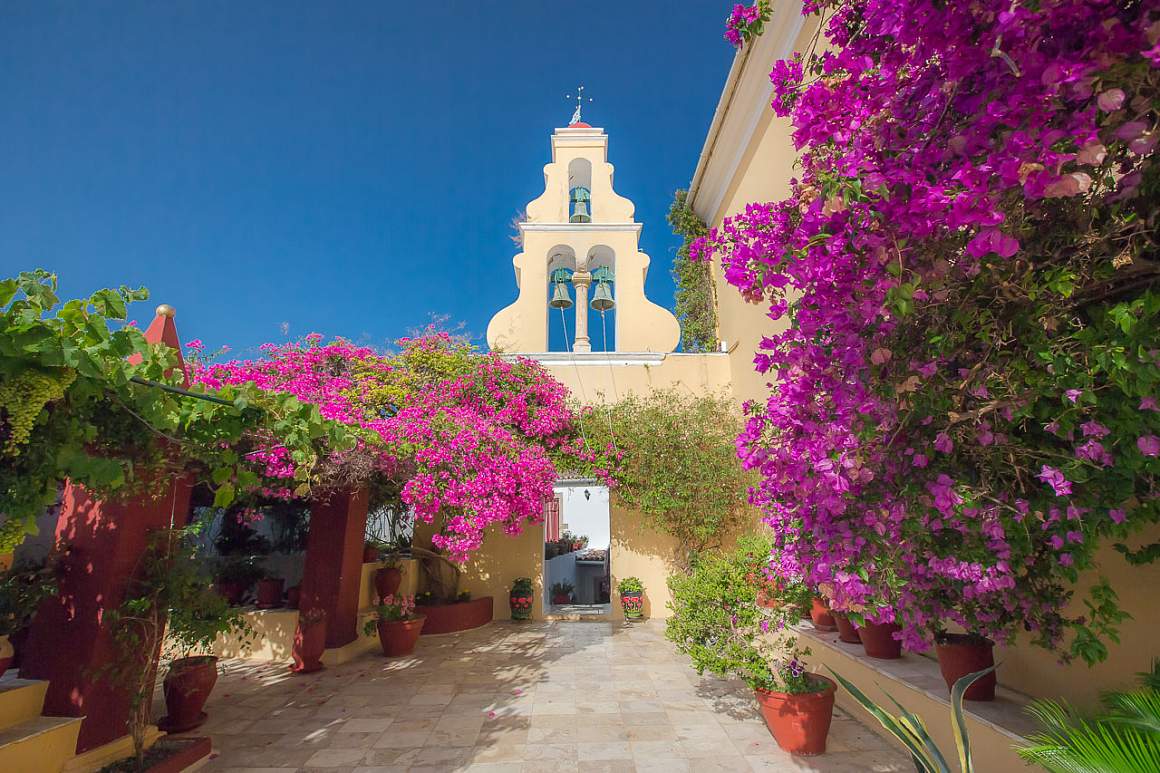 Территория монастыря в Палеокастрице