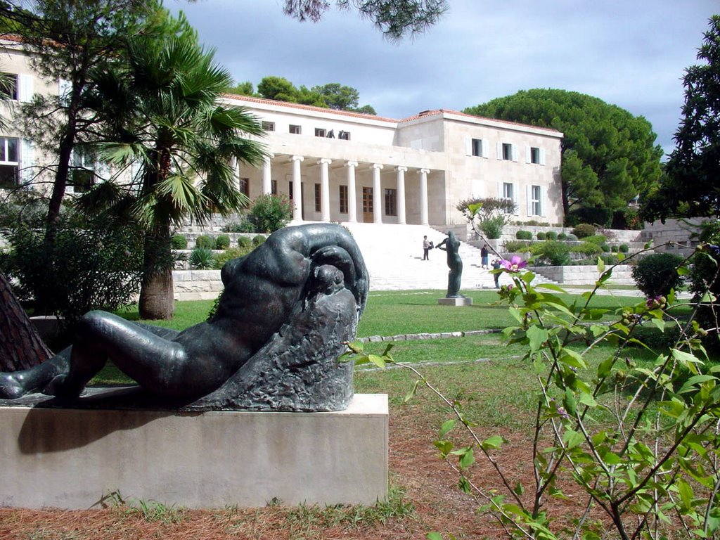 На територрии галереи Ивана Мештровича