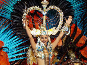 Девушка в карнавальном костюме