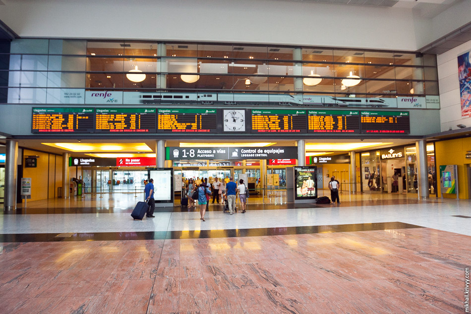 Выход к платформам вокзала Малага Мария Замбрано. Выход к платформам с проверкой безопасности, а непосредственно на платформы уже по билетам.