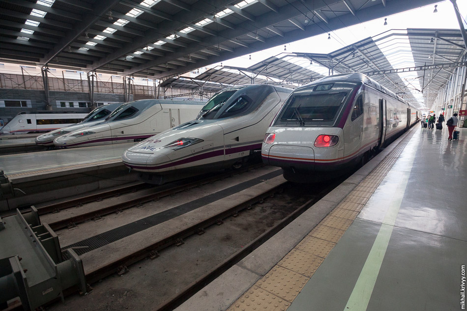 Поезда AVE Class 102 (Talgo 350) и AVE Class 104 (Pendolino) на вокзале Малага Мария Замбрано. 