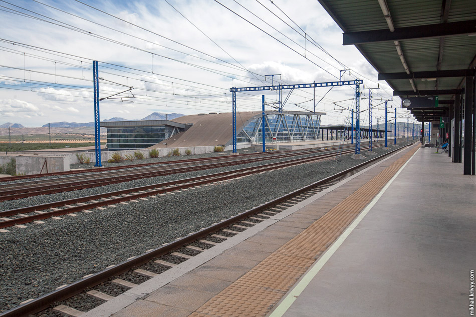 Антекера Санта-Анна - типичная загородная станция высокоскоростной железной дороги. Два центральных пути используются для безостановочного движения, по ним поезда идут со скоростью 300 км/ч. Два боковых для остановок.