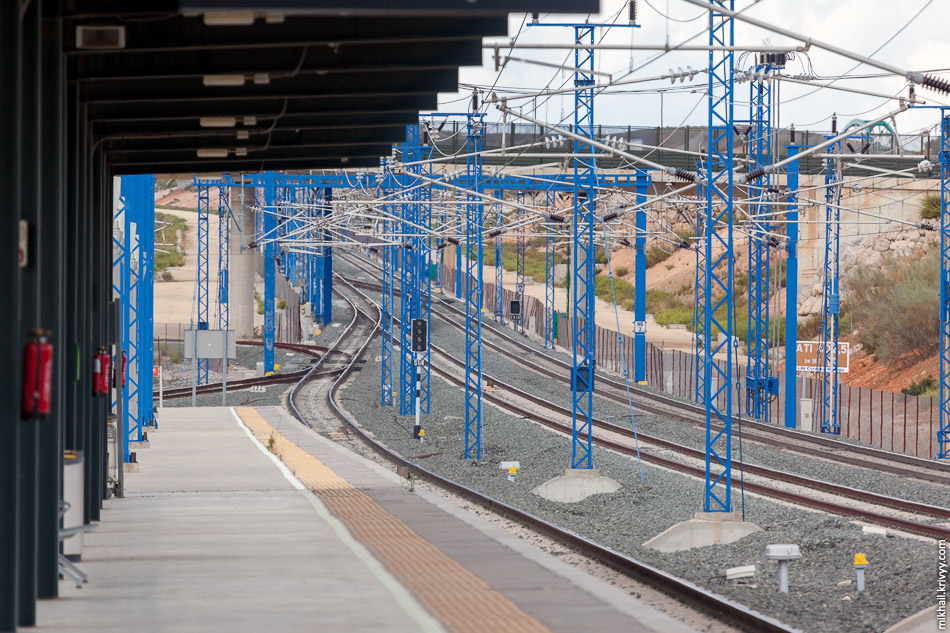 Правда на станции Антекера Санта-Анна есть еще одна дополнительная платформа для обычных поездов. Там иберийская колея и она соединена с сетью регулярных железных дорог.