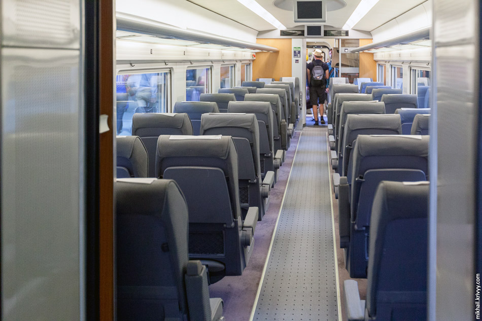 Внешне небольшие вагоны поезда Тальго 350 внутри вполне просторны и комфортны.