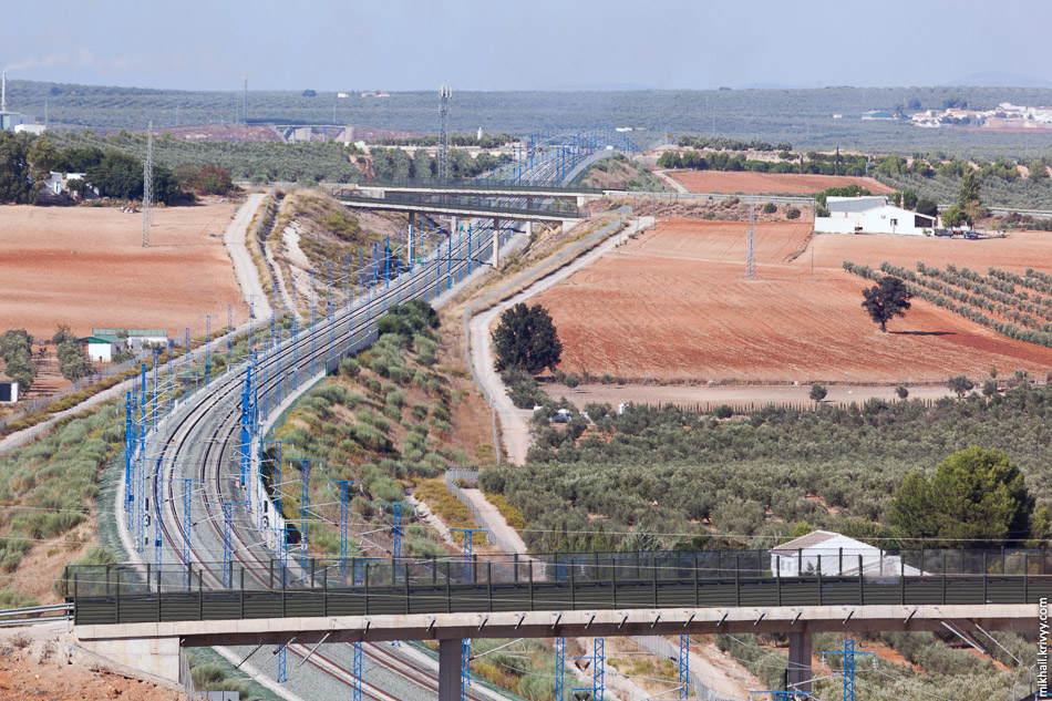 Высокоскоростная линия Кордоба - Малага. Длина - 155 км, 19 виадуков общей длинной 11 км, 8 тоннелей общей длинной 25 км и бесчисленное количество путепроводов над и под железной дорогой.