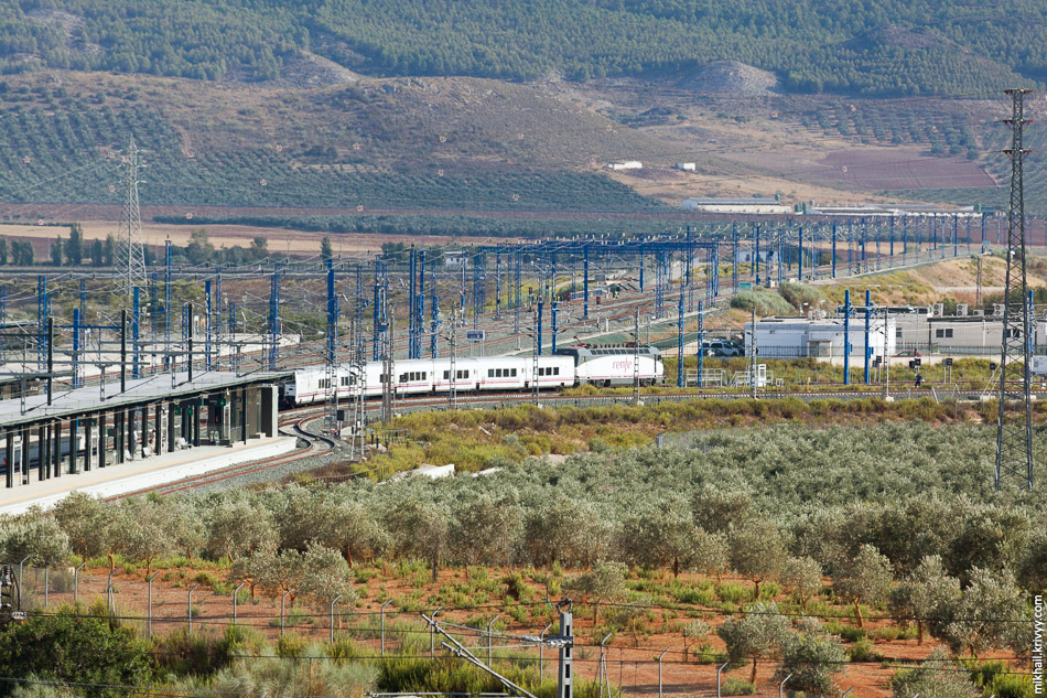 Поезд ALTARIA 09330 Мадрид - Альхесирас на пункте смены ширины колеи. Станция Антекера Санта-Анна.
