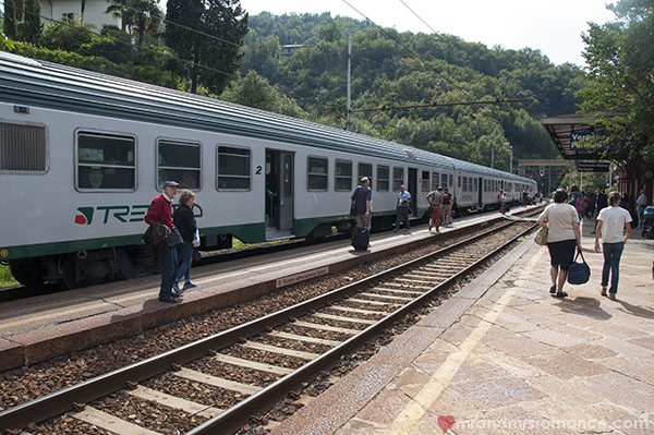 Mr & Mrs Romance - Lake Como - the train to Varenna