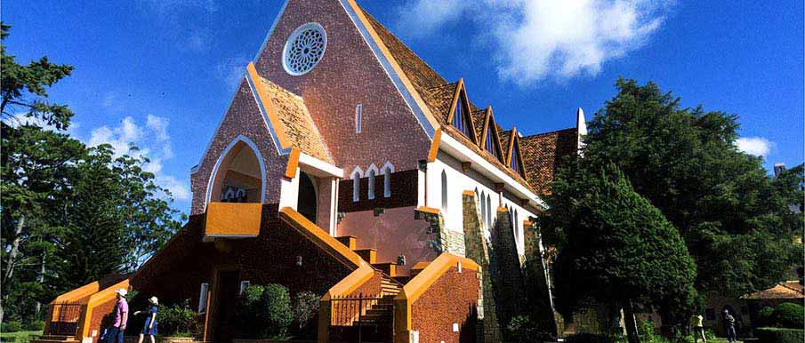 mai-anh-church-da-lat-vietnam