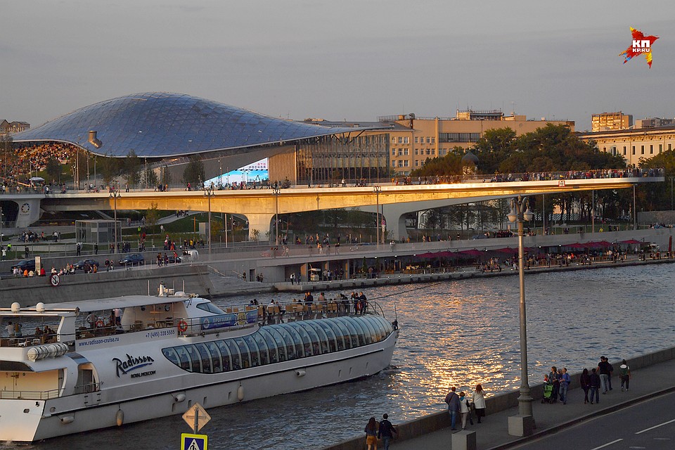 Вид с противоположного берега Москвы-реки на смотровую площадку Фото: Виктор ГУСЕЙНОВ