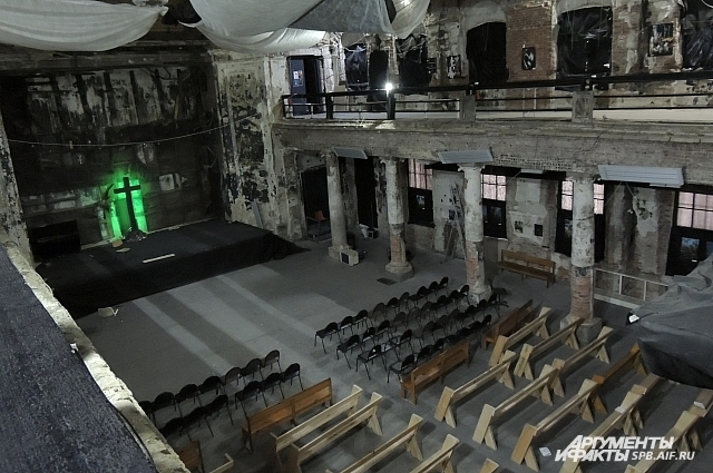 На этой сцене выступали 