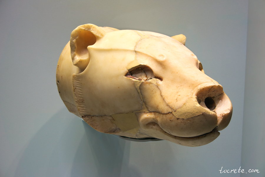 Ритон в виде львиной головы