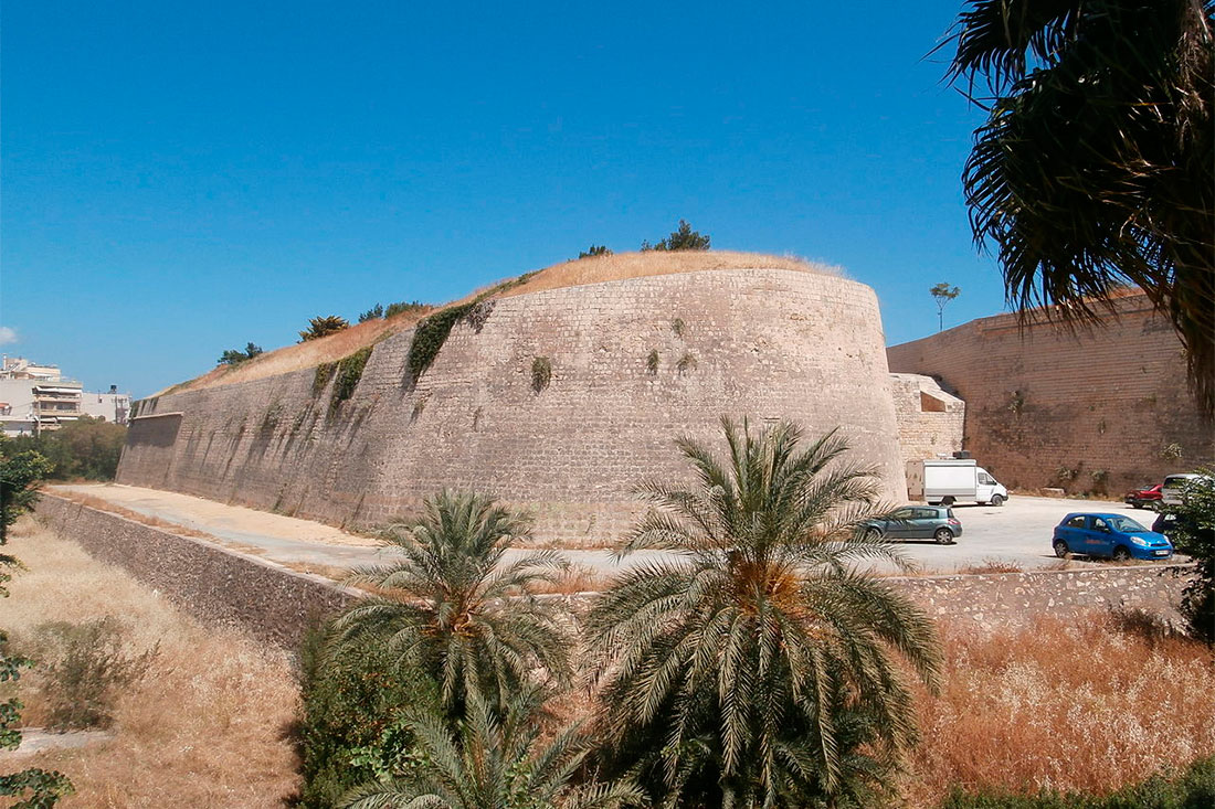 Крепостные стены города