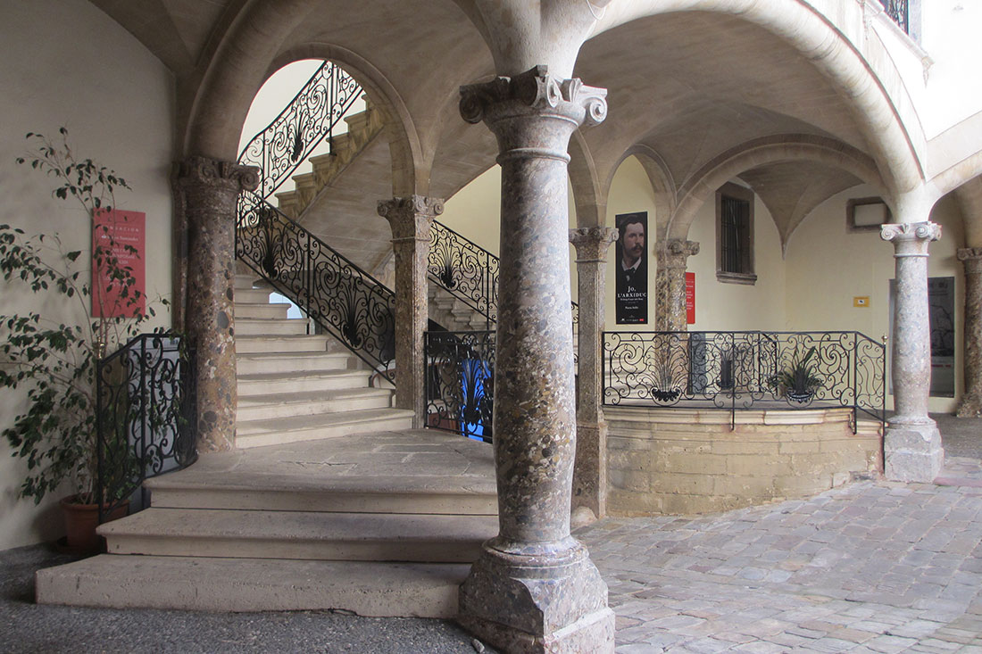 Внутри особняка Кан Солерик