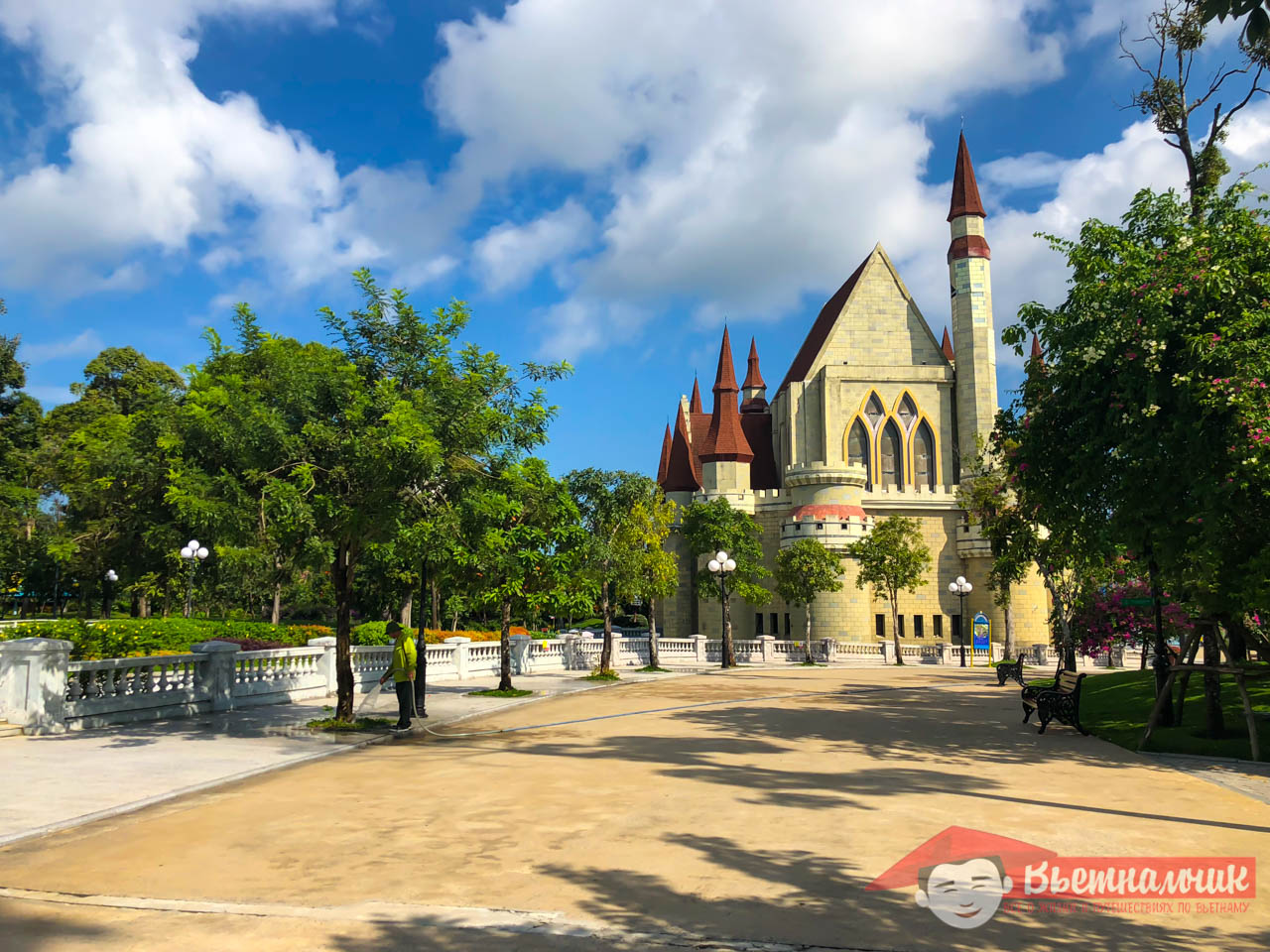 Phu Quoc Island Winperl Amusement Park: Castle Photos