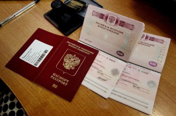 Выездной документ сроком действия не менее 3 месяцев с даты планируемого (последнего) выезда в Шенгенской территории, в котором должно оставаться не менее двух чистых страниц, выданного не ранее чем 10 лет назад