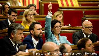 Члены каталонского парламента голосуют за проведение референдума о независимости, 6 сентября 2017 года