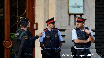 Полицейские перед зданием региональной администрации Каталонии в Барселоне
