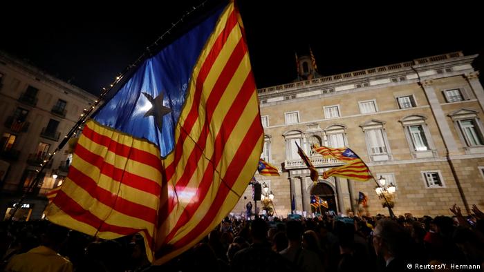 Spanien Katalonien Separatisten feiern in Barcelona (Reuters/Y. Hermann)