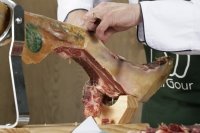 Slicing the narrow end of the jamon