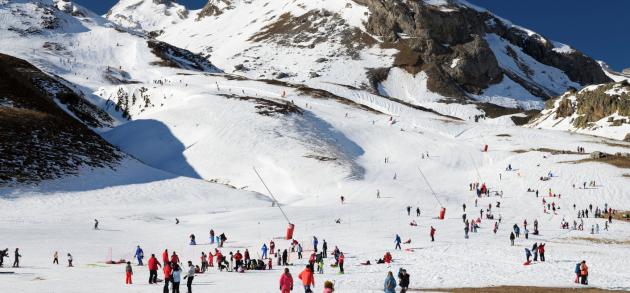 В феврале испанские склоны расцвечиваются яркими костюмами лыжников, зимние курорты встречают своих гостей ясной солнечной погодой