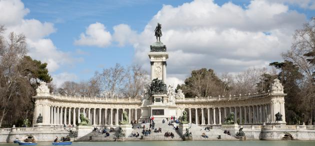 В марте в Испанию приходит ощутимое потепление, некоторые дни в южных пронциях ничуть не хуже летних, на горнолыжных курортах ещё катаются, но сезон подходит к концу